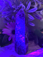 Load image into Gallery viewer, Yooperlite Crystal Tower Point With UV Reaction