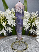 Load image into Gallery viewer, Harmony Blue Flower Agate Wand With Gold Metal Stand