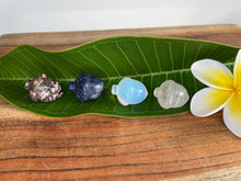 Load image into Gallery viewer, Gorgeous Acorn Crystal Carving