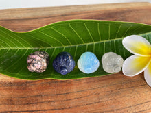 Load image into Gallery viewer, Gorgeous Acorn Crystal Carving