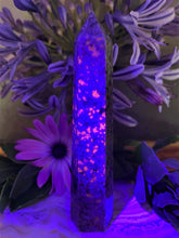 Load image into Gallery viewer, Natural Yooperlite Crystal Tower Point With UV Reaction

