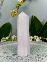 Load image into Gallery viewer, Soft Light Kunzite Crystal Tower Point

