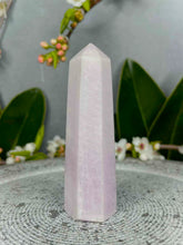 Load image into Gallery viewer, Soft Light Kunzite Crystal Tower Point
