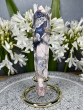 Load image into Gallery viewer, Elegant Blue Flower Agate Wand With Gold Metal Stand
