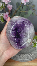 Load and play video in Gallery viewer, Stunning Amethyst Cluster Geode Freeform 1kg
